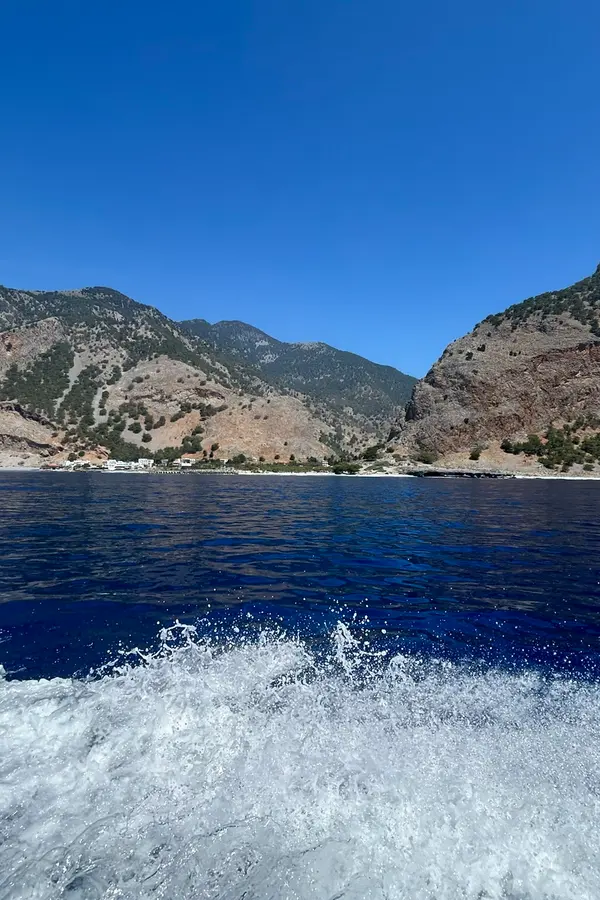 Agia Roumeli, point d'accès spectaculaire au sud de la Crète, avec des eaux turquoise et des falaises rocheuses en contrebas.